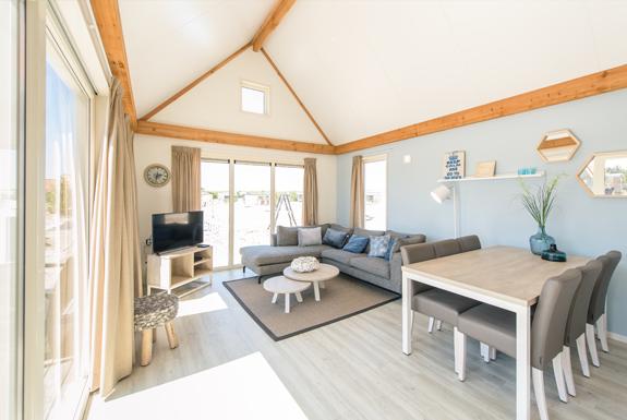 Wohnzimmer eines Bungalows | Boomhiemke